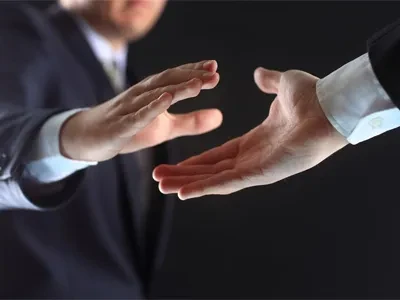 विद्युत बाड़ों से बने क्या हैं?