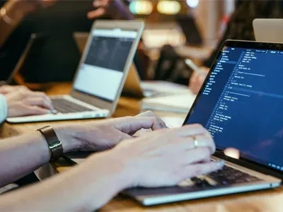 Edge Computing in Smart Manufacturing: A Bridge Connecting Sensing and Decision-Making