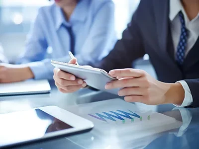 العيوب المعرضة للفحص بالموجات فوق الصوتية للمطروقات من سبائك التيتانيوم